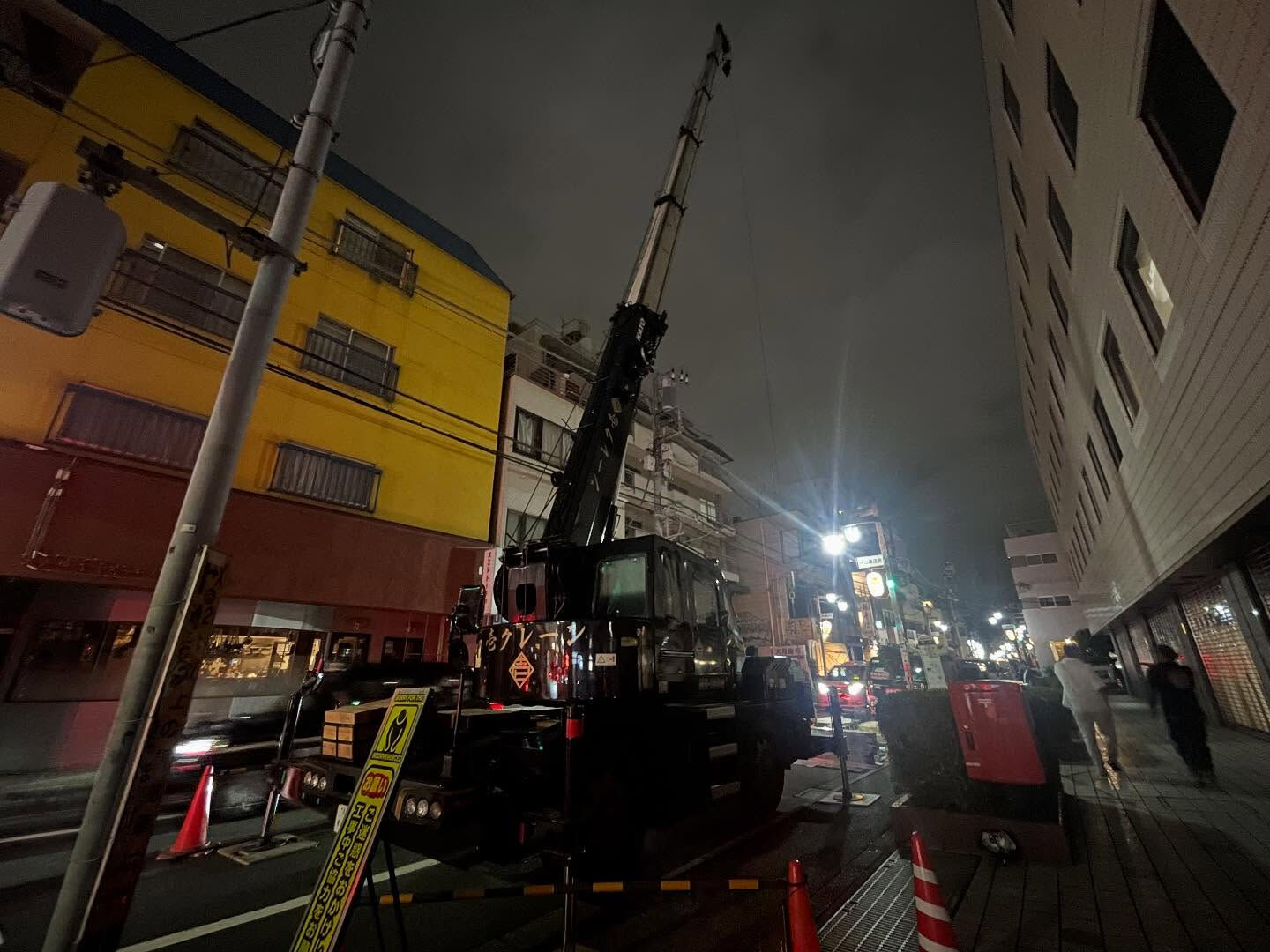 こんばんは！壱クレーン株式会社です🚜✨ 昨夜は渋谷区で13ト