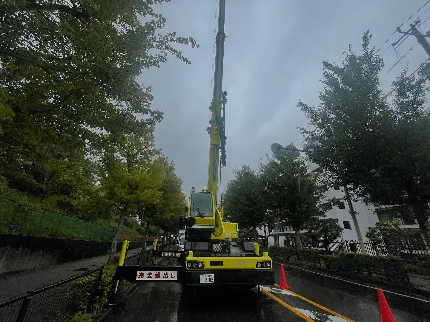 今日は当社のクレーンが大活躍しています！🚧✨