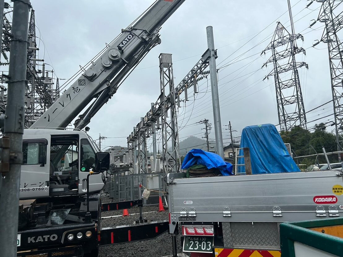 今日は当社のクレーンが大活躍しています！🚧✨