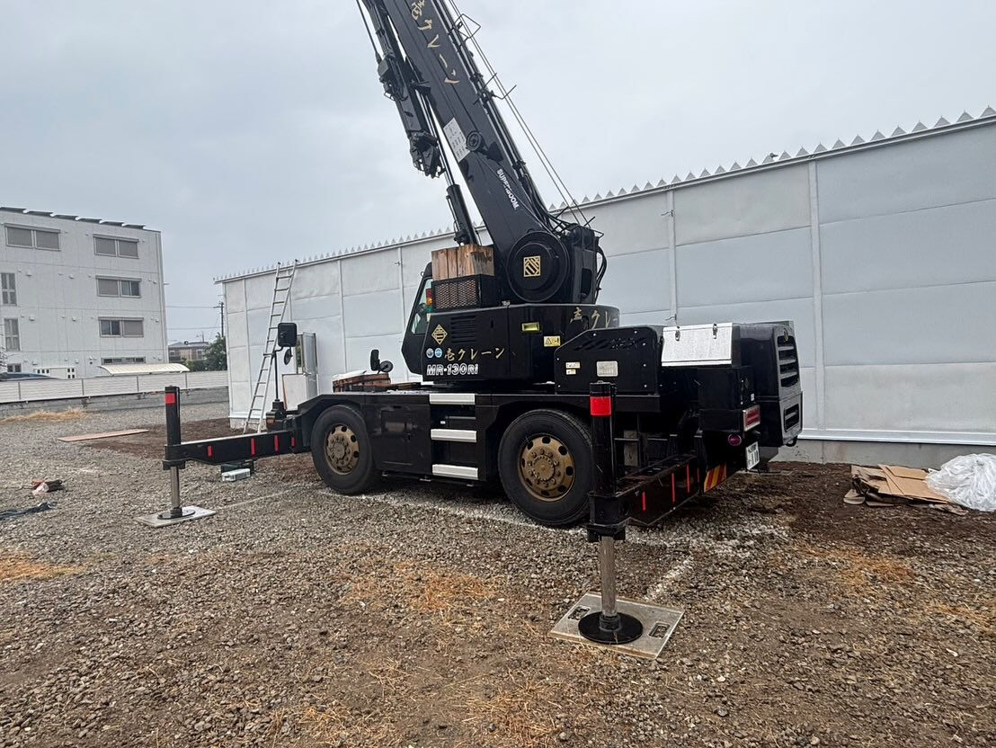 今日は当社のクレーンが大活躍しています！🚧✨