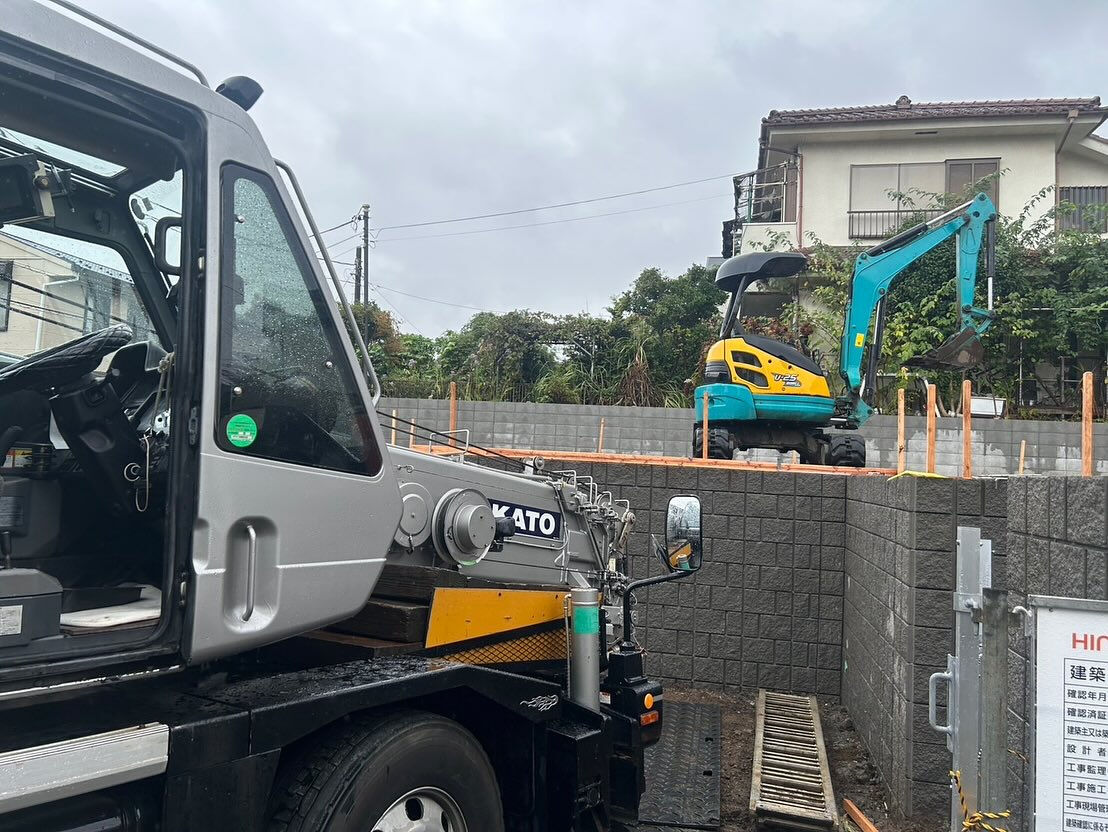 今日は当社のクレーンが大活躍しています！🚧✨