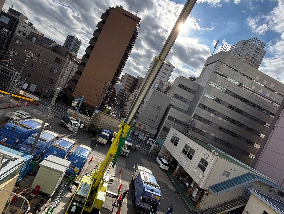 昨夜は五反田にて、20トンラフタークレーンを使い、解体足場材