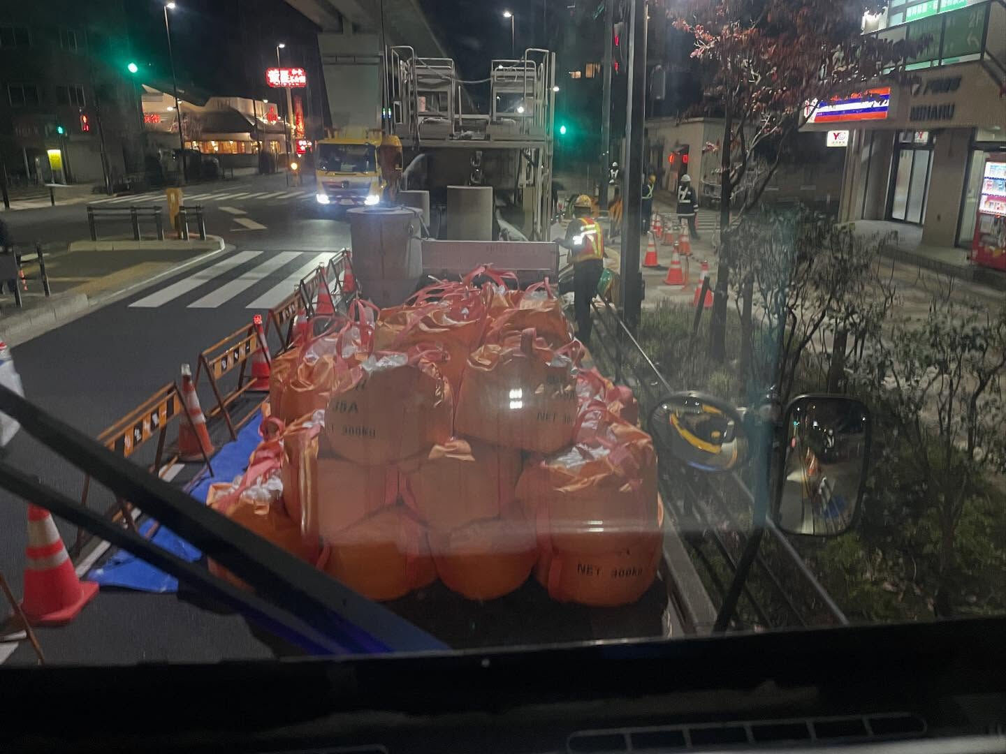 夜勤作業モルタル揚重、看板モニター揚重昼間作業鉄筋材、資材、