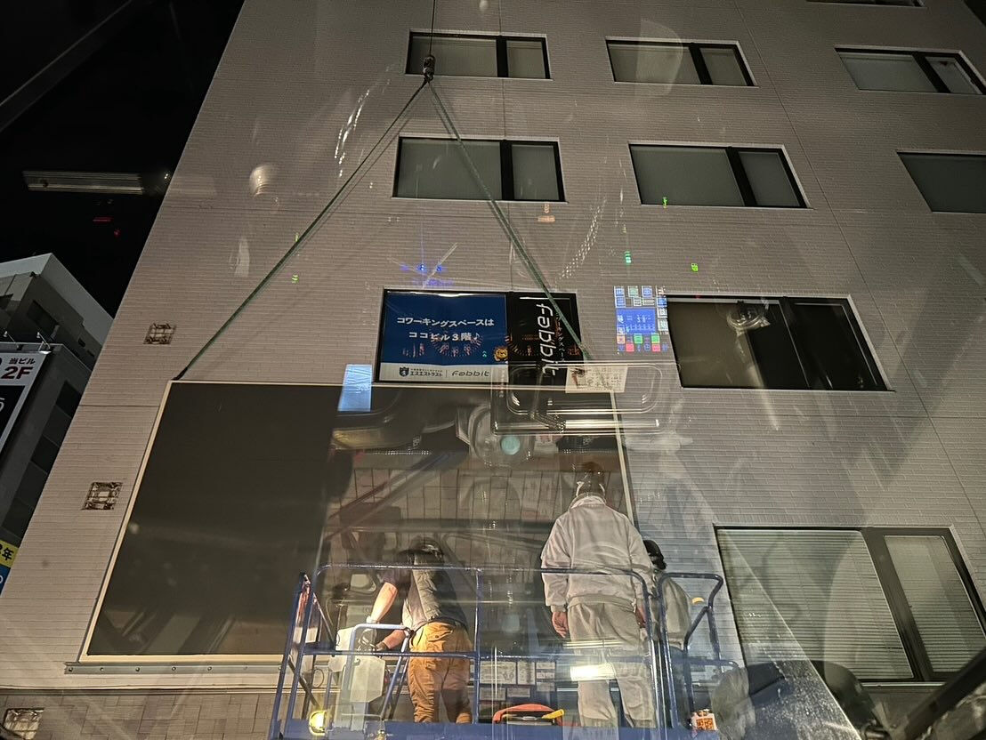 夜勤作業モルタル揚重、看板モニター揚重昼間作業鉄筋材、資材、