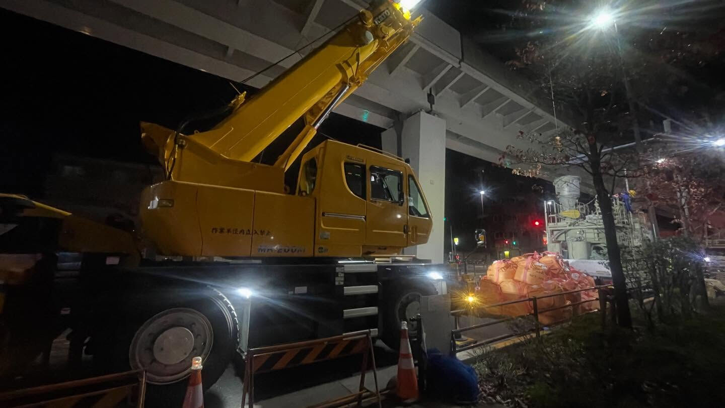 夜間作業、モルタル揚重、人孔マンホール、看板モニター、木造ア