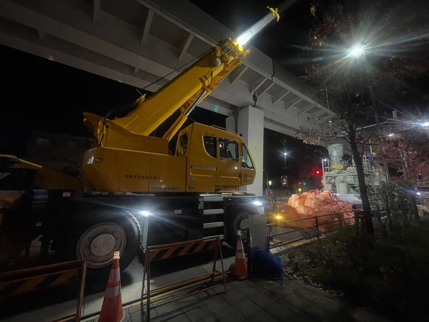 夜間作業、モルタル揚重、人孔マンホール足立区、池袋、代官山