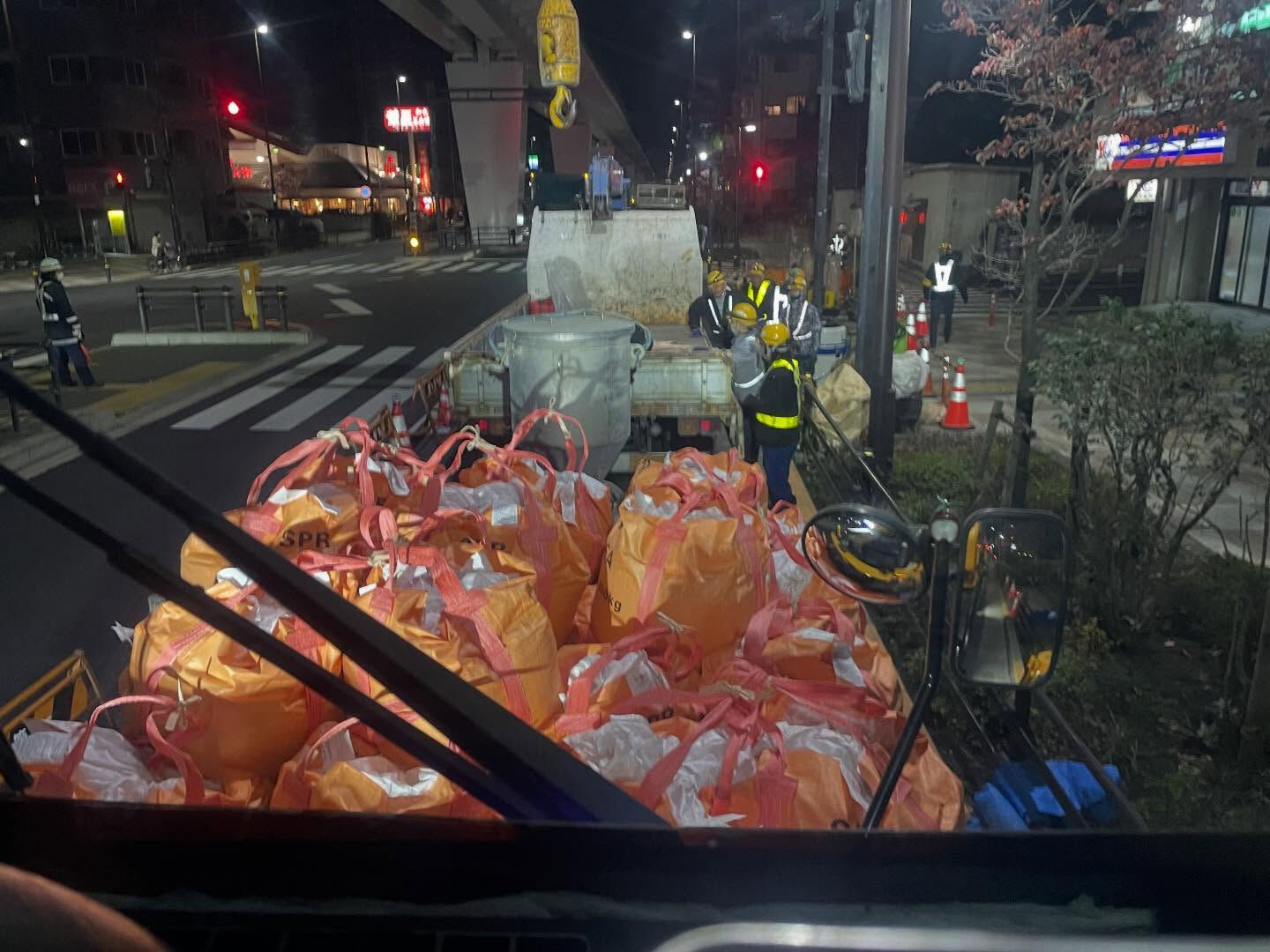 夜間作業、モルタル揚重、人孔マンホール足立区、池袋、代官山
