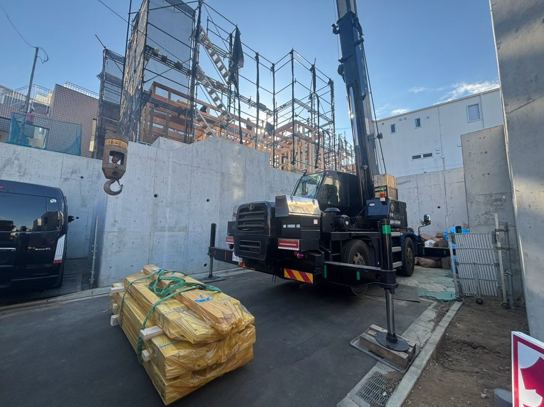 伐採作業、モルタル、木造建て方、資材