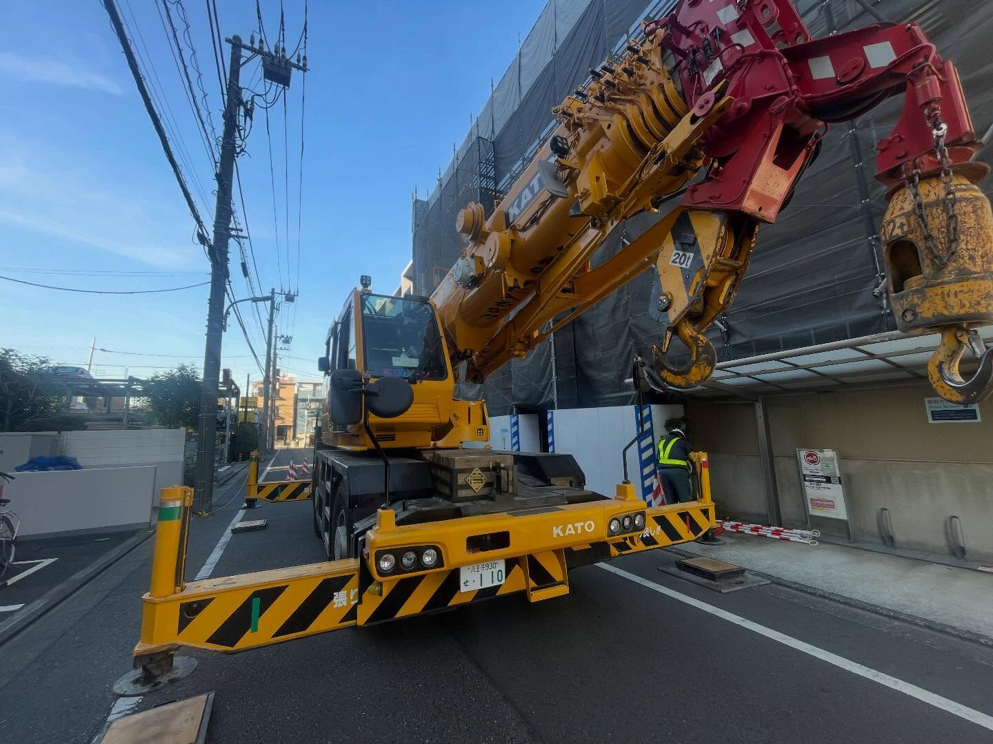 モルタル、鉄板、型枠、鉄筋、足場、防水材、屋根材、伐採、木造