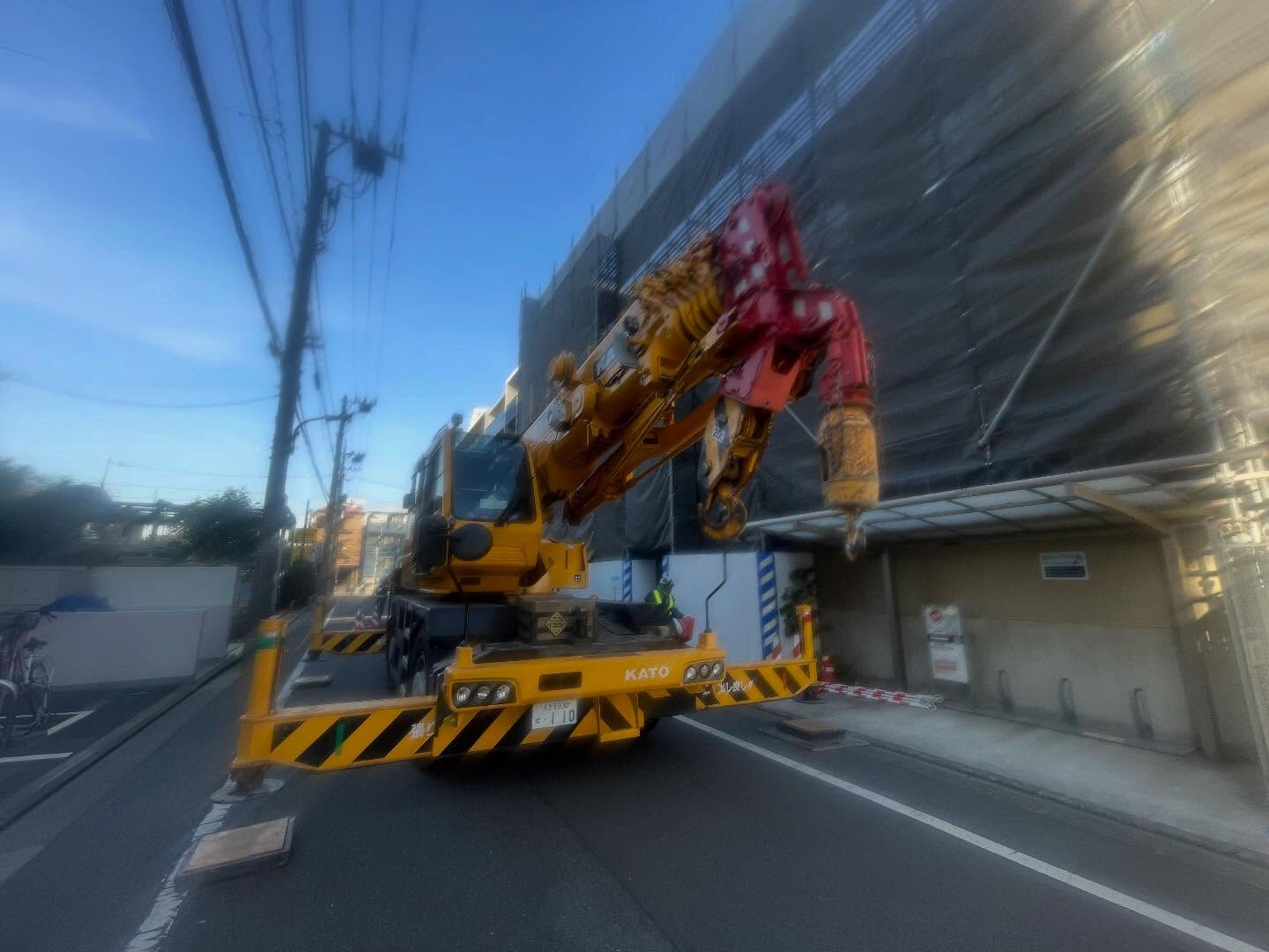 モルタル、鉄板、型枠、鉄筋、足場、防水材、屋根材、伐採、木造