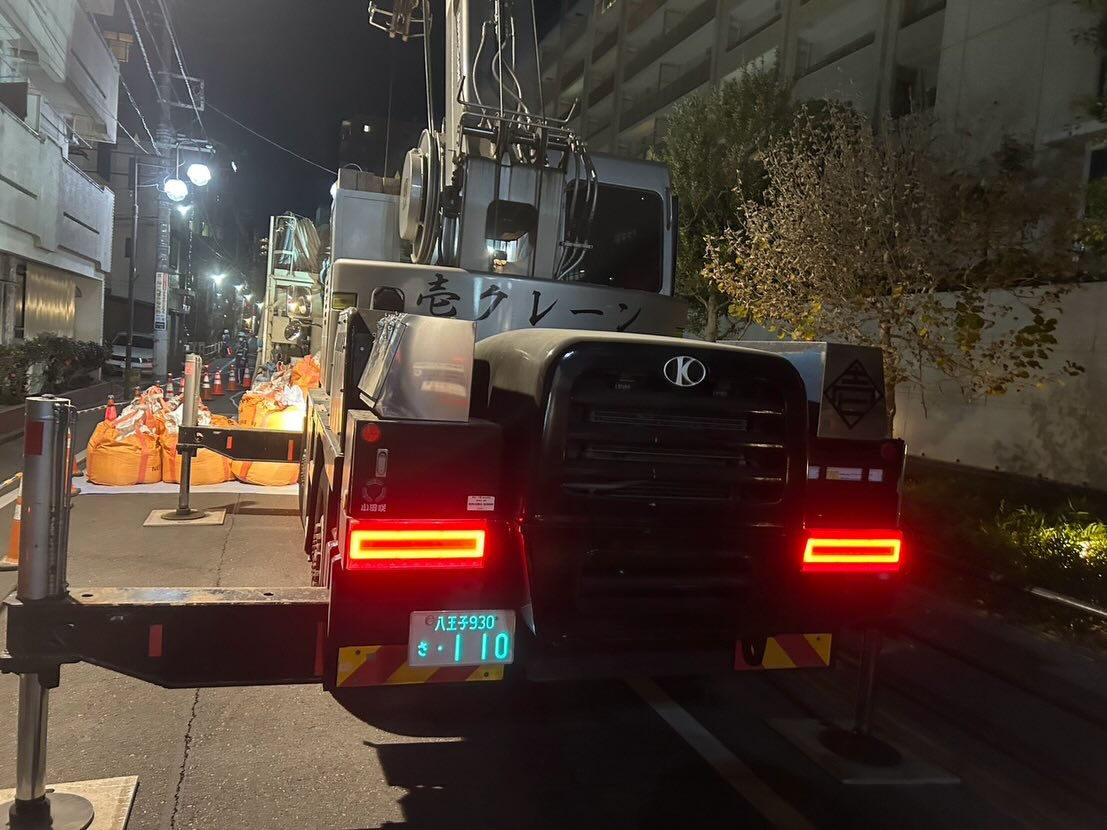 モルタル、鉄板、型枠、鉄筋、足場、防水材、屋根材、伐採、木造