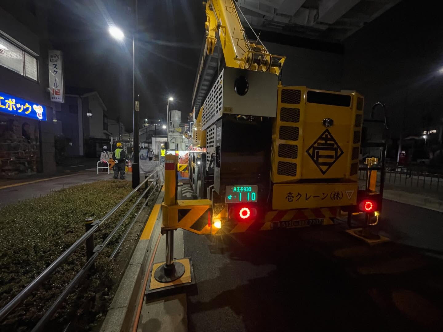 モルタル、鉄板、型枠、鉄筋、足場、防水材、屋根材、伐採、木造