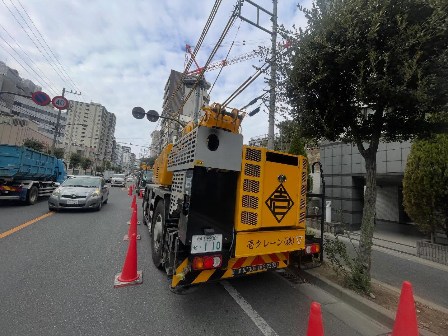 モルタル、鉄板、型枠、鉄筋、足場、防水材、屋根材、伐採、木造