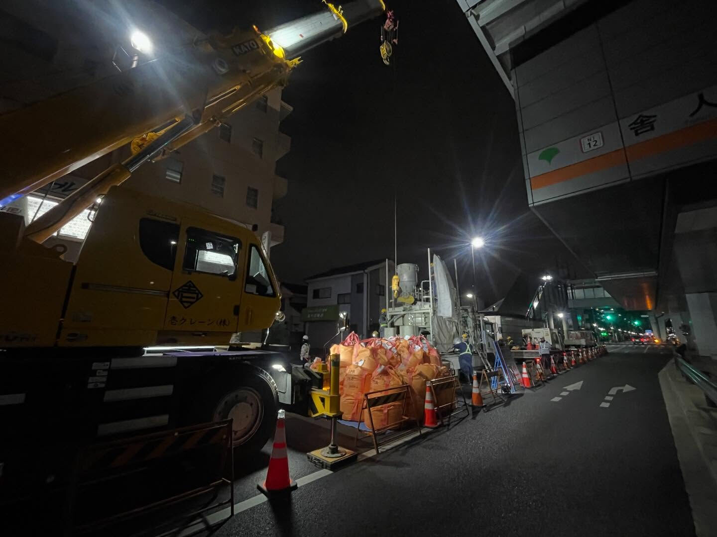 モルタル、鉄板、型枠、鉄筋、足場、防水材、屋根材、伐採、木造