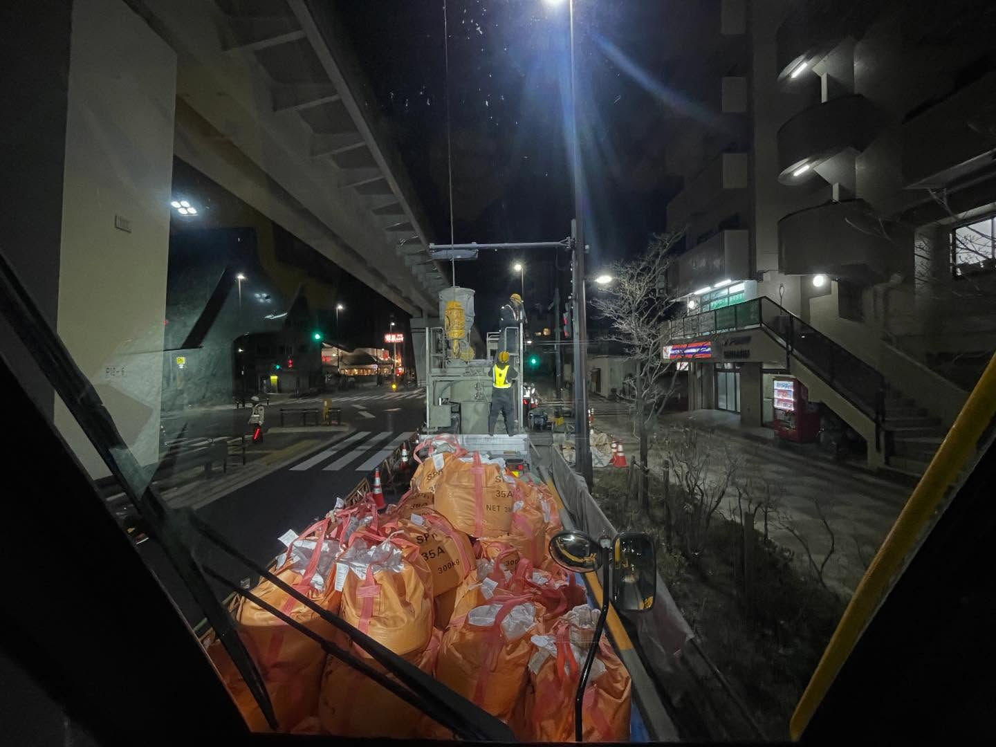 モルタル、鉄板、型枠、鉄筋、足場、防水材、屋根材、伐採、木造